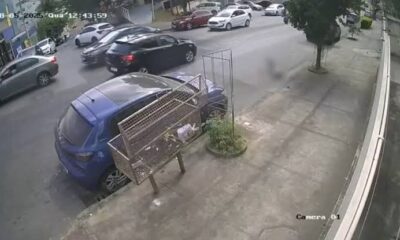 Imagem de rua com carros circulando