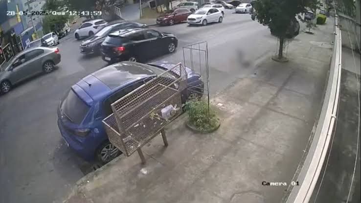 Imagem de rua com carros circulando