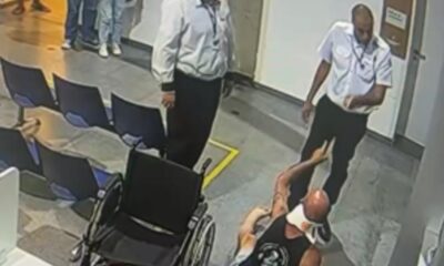 Frame do momento em que segurança começa a discutir com paciente em cadeira de rodas