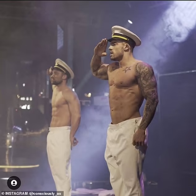  Ex-stripper troca palcos por práticas budistas e hoje atende clientes em Dubai