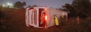 Ônibus de turismo capota e mata dois no Sul de Minas