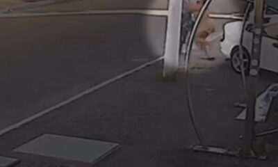 Duas mulheres em luta corporal em rua em Duque de Caxias