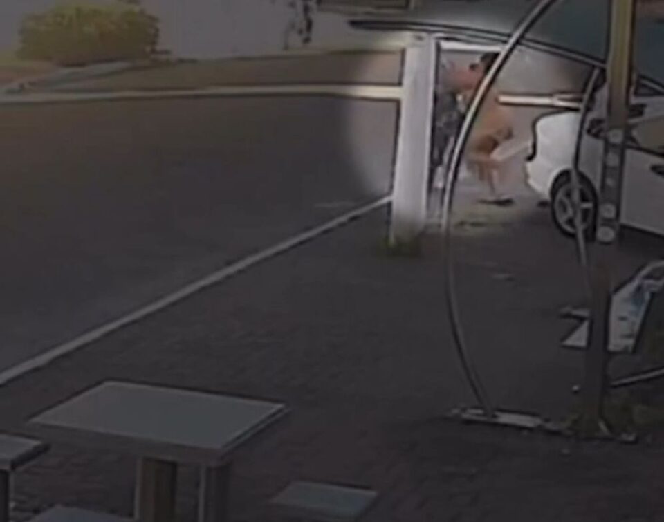 Duas mulheres em luta corporal em rua em Duque de Caxias
