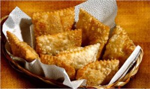 Sete pastéis em uma cestinha