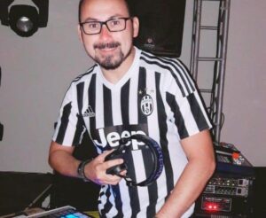 Foto de Luisinho Costa atuando como DJ em festa
