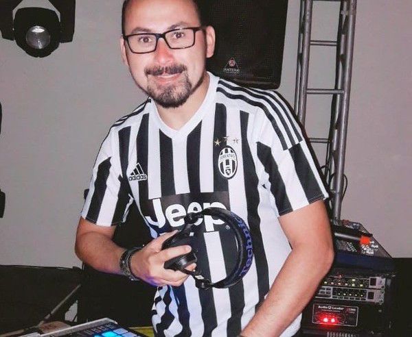 Foto de Luisinho Costa atuando como DJ em festa