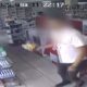 Imagem de funcionário ameaçando assaltante com uma lata de leite em pó