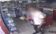 Imagem de funcionário ameaçando assaltante com uma lata de leite em pó