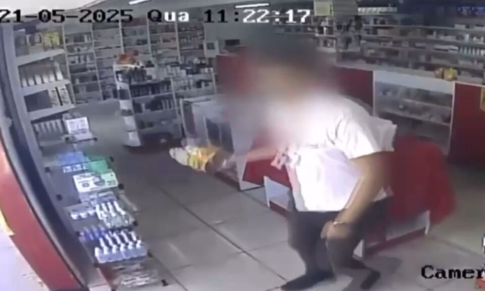Imagem de funcionário ameaçando assaltante com uma lata de leite em pó