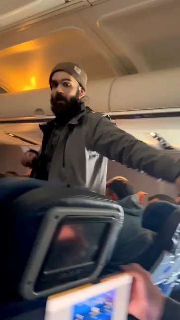Homem ameaçando passageiros em avião
