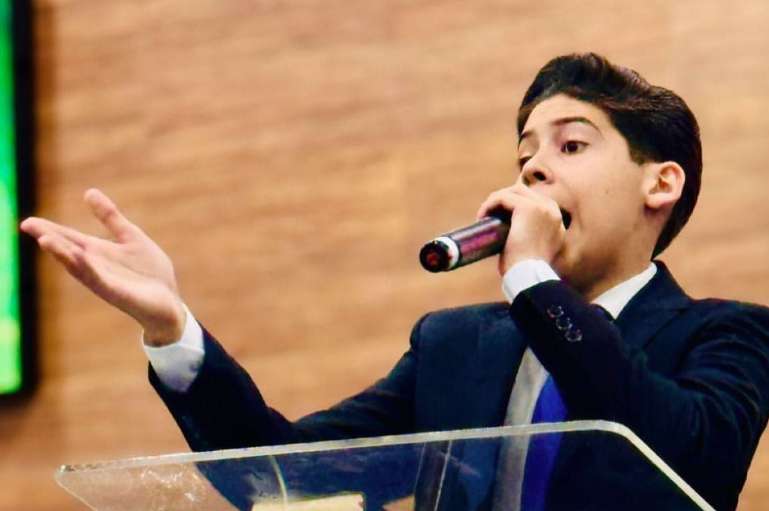 Miguel falando em microfone