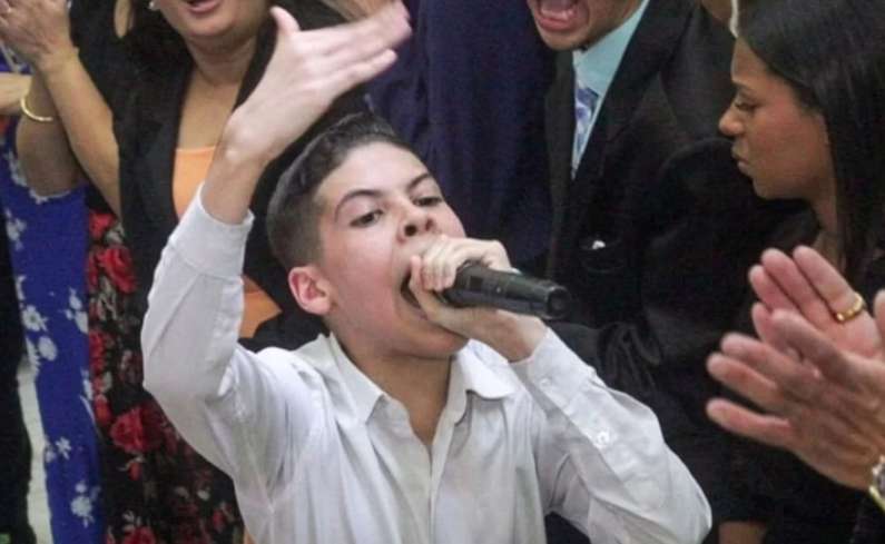 Miguel falando em microfone