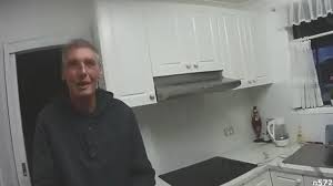 Homem na cozinha da casa