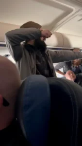 Homem ameaçando passageiros em avião