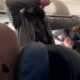 Homem ameaçando passageiros em avião