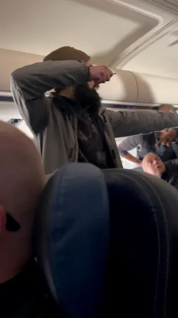 Homem ameaçando passageiros em avião