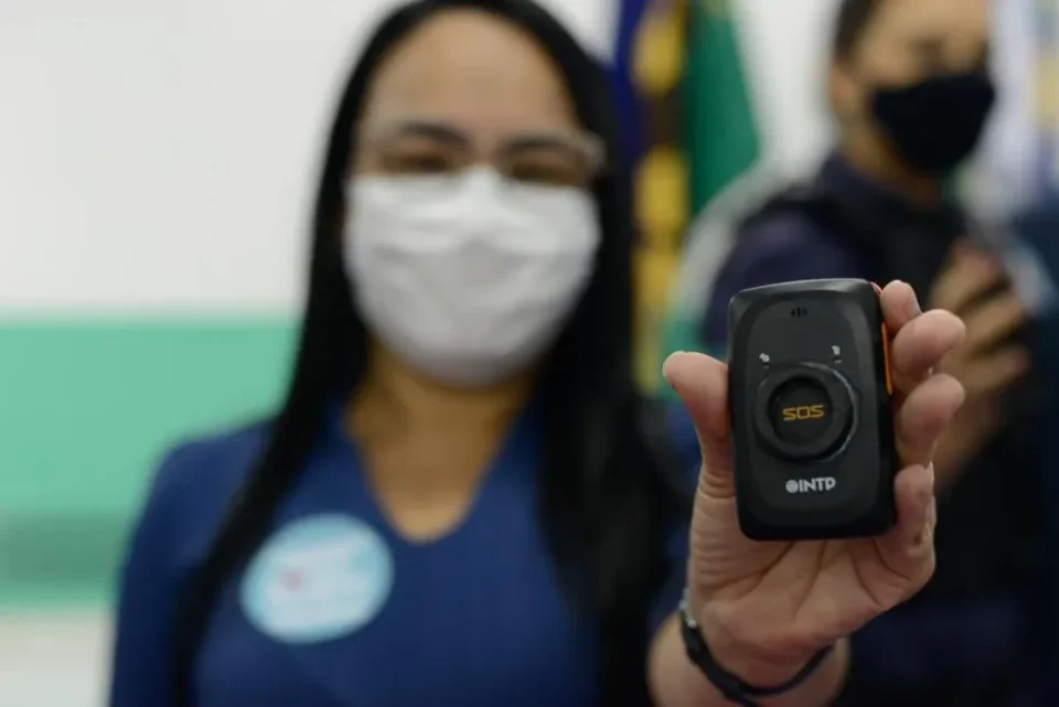 Ex-companheiro tentou atear fogo na vítima dentro do trabalho; suspeito foi preso por tentativa de feminicídio