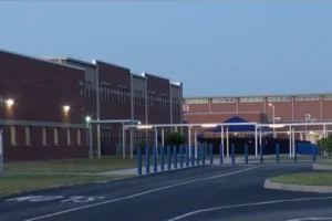 Fachada da Escola Primária BD Gullett, em Bradenton, Flórida, onde um professor foi afastado após escrever carta inapropriada para uma aluna de 11 anos.