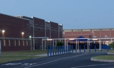 Fachada da Escola Primária BD Gullett, em Bradenton, Flórida, onde um professor foi afastado após escrever carta inapropriada para uma aluna de 11 anos.