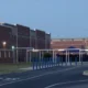 Fachada da Escola Primária BD Gullett, em Bradenton, Flórida, onde um professor foi afastado após escrever carta inapropriada para uma aluna de 11 anos.