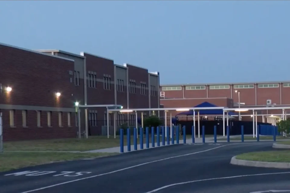 Fachada da Escola Primária BD Gullett, em Bradenton, Flórida, onde um professor foi afastado após escrever carta inapropriada para uma aluna de 11 anos.