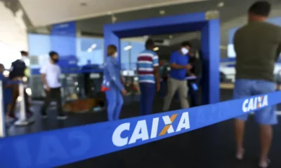 Fila para entrada em agência da Caixa.