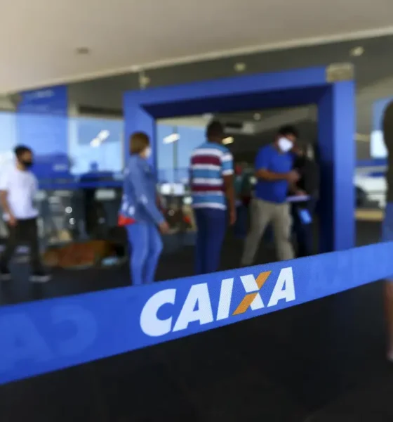 Fila para entrada em agência da Caixa.