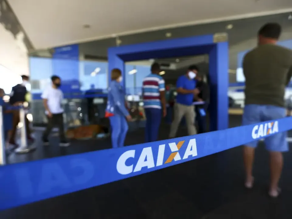 Fila para entrada em agência da Caixa.