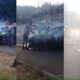 Três cenas de um acidente de trânsito em Belo Horizonte mostram um carro com a frente destruída e fumaça saindo do capô; ao lado, um homem segura uma garrafa de cerveja e bebe em pé, ao lado do veículo.