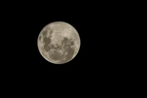 Céu limpo favorece observação da lua cheia de junho no país