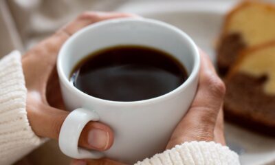 Mãos segurando xícara de café