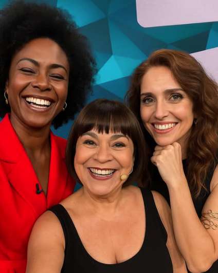Marisa Maiô posando com apresentoras do Fantástico