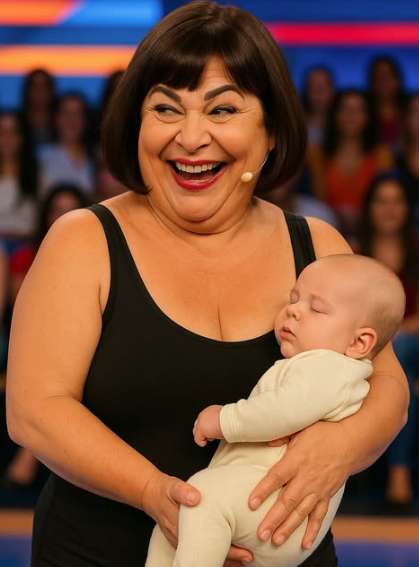Marisa Maiô posando com bebê