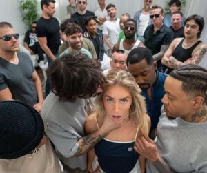 Captura de tela de uma manchete digital informando que a atriz pornô britânica Bonnie Blue foi banida do OnlyFans por planejar uma maratona sexual com 2.000 parceiros, evidenciando a polêmica em torno de suas atuações