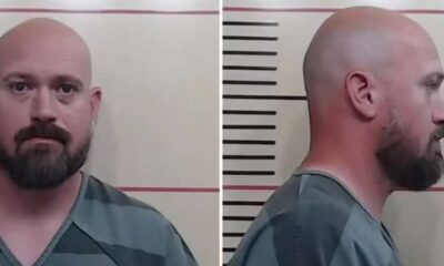 Foto de Justin Banta, homem branco, careca e com barba, vestindo uniforme de presídio. Ele aparece em duas poses: de frente e de perfil, em imagem de ficha policial