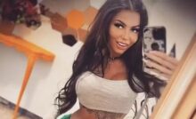 Garota de programa Denisa Maria Adas em foto na frente do espelho