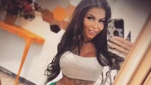 Garota de programa Denisa Maria Adas em foto na frente do espelho