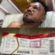 Homem com ferimentos visíveis no rosto deitado em uma maca de hospital, identificado como Ramesh Vishwash Kumar, único sobrevivente de um acidente aéreo na Índia. Abaixo, imagem mostra seu cartão de embarque da Air India com destino a Londres, indicando assento 11A