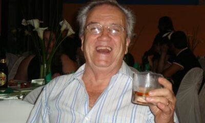 Imagem de José Orton Sathler com um copo na mão
