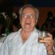 Imagem de José Orton Sathler com um copo na mão