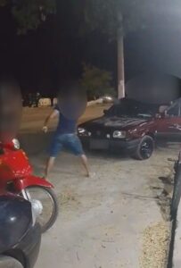 Autor efetuando os disparos contra a vítima