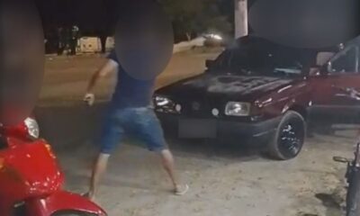 Autor efetuando os disparos contra a vítima