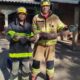 Dois militares do Corpo de Bombeiros com a jiboia na mão