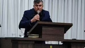 Homem pregando segundos antes de passar mal em culto