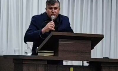 Homem pregando segundos antes de passar mal em culto