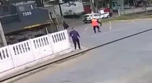 VÍDEO: Idosa é atropelada por trem em cidade mineira