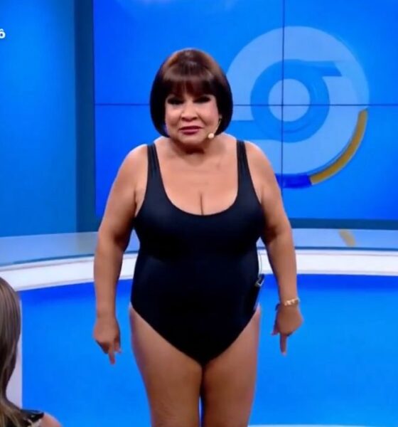 Personagem digital Marisa Maiô, criada por inteligência artificial, aparece em estúdio virtual vestindo maiô preto e falando com a plateia durante seu programa online