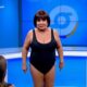Personagem digital Marisa Maiô, criada por inteligência artificial, aparece em estúdio virtual vestindo maiô preto e falando com a plateia durante seu programa online