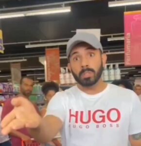 Paulo Henrique está usando uma camiseta branca e boné cinza