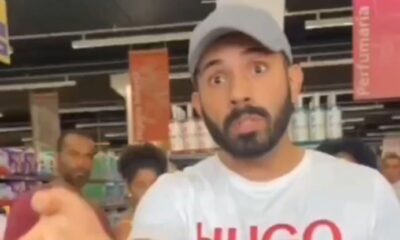 Paulo Henrique está usando uma camiseta branca e boné cinza
